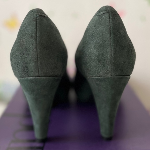 Clarks Wessex Wyvern Green Suede 3.5" Heel - 8 NWT - Picture 4 of 9